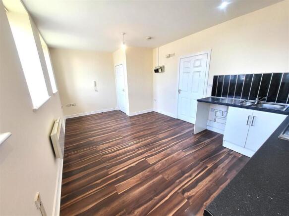 Open Plan Living/ Kitchen Pic 2