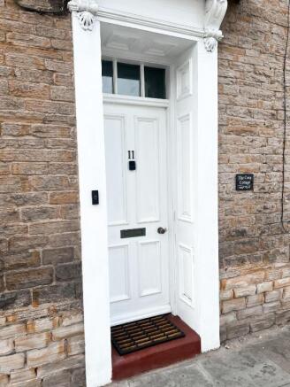 2 bed semi-detached house to rent Market Place, W