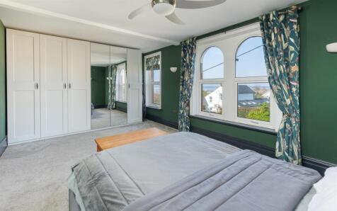 EXTENSIVE REAR GARDEN - Church Road, Gurnard