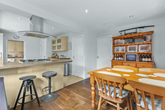 4 bed Detached for sale Image 4