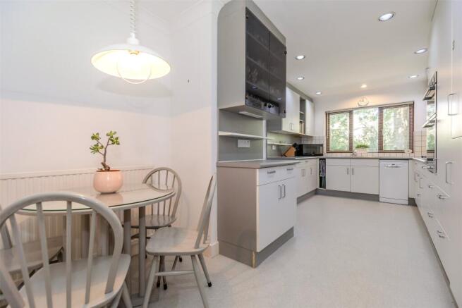4 bed Detached for sale Image 6