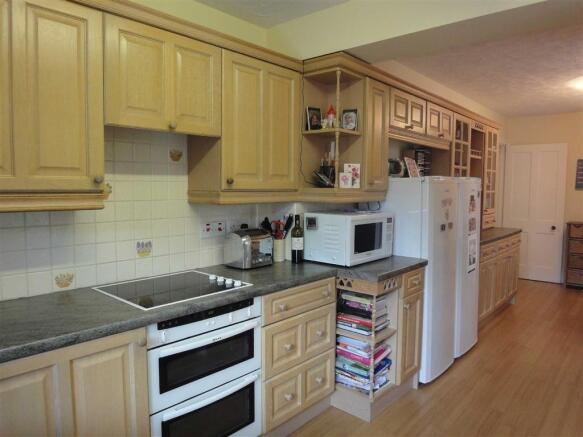 KITCHEN/DINING ROOM