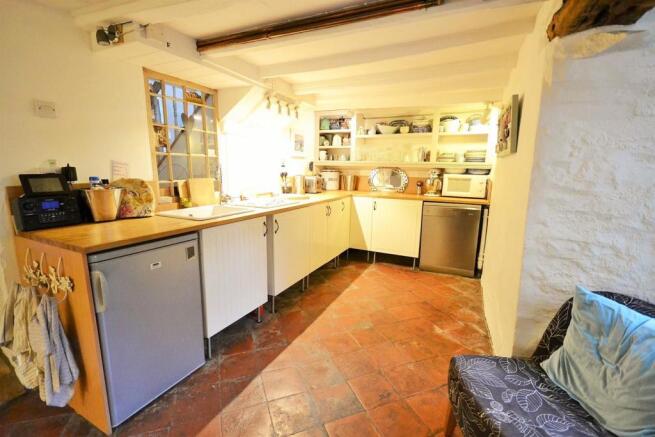 KITCHEN (VIEW 2)