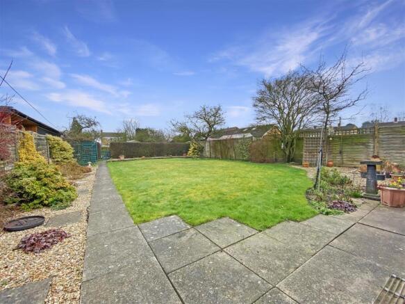 Extensive Rear Garden 666