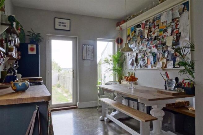 KITCHEN/BREAKFAST ROOM: