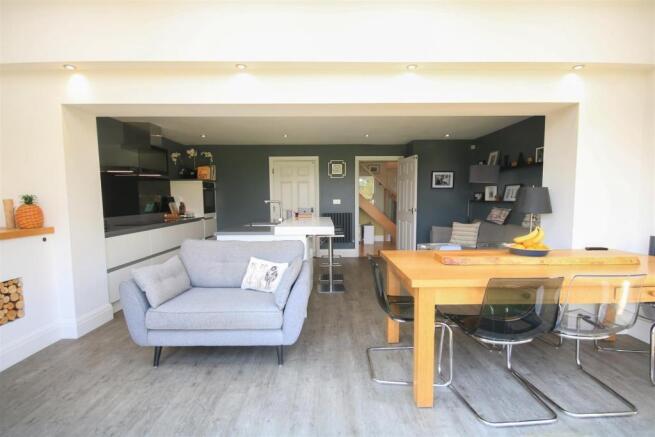 OPEN PLAN LIVING/ DINING KITCHEN