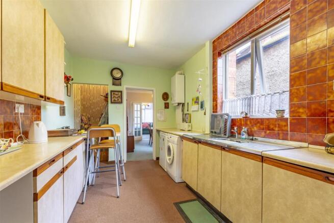 Kitchen (6)-HDR copy.jpg