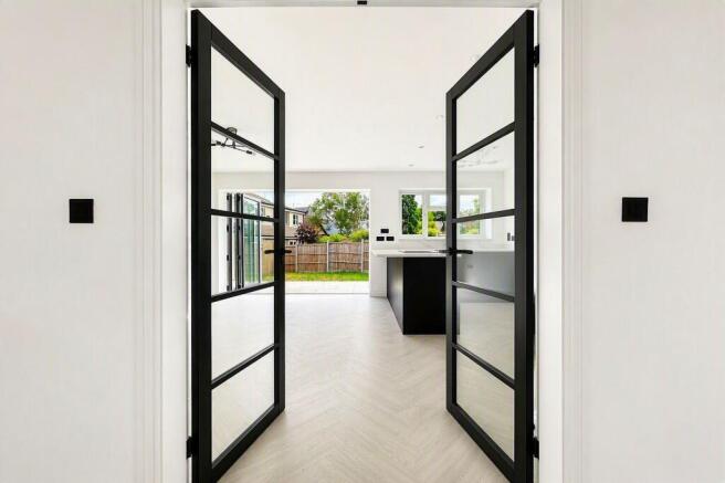 Into Kitchen / Diner