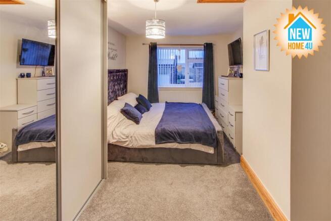 MAIN BEDROOM:
