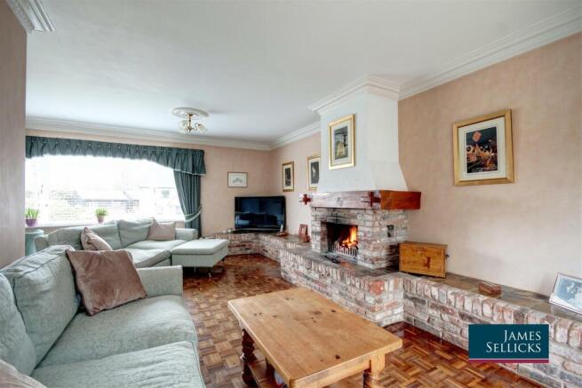 Open plan sitting / dining room