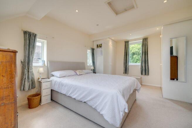 5 bed Detached for sale Image 6