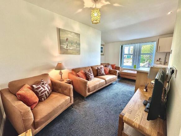 LIVINGROOM/KITCHEN