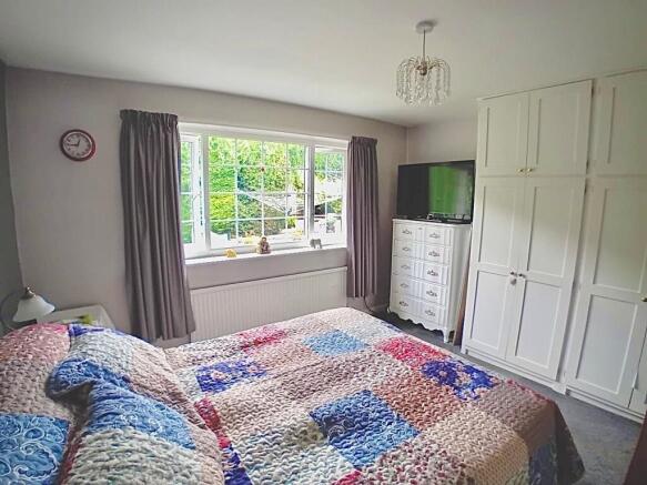 4 bed Detached for sale Image 11