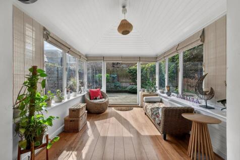 Mercator Place,
Isle of Dogs, E14