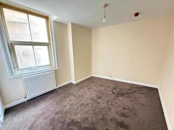 3 bed Apartment to rent Image 6