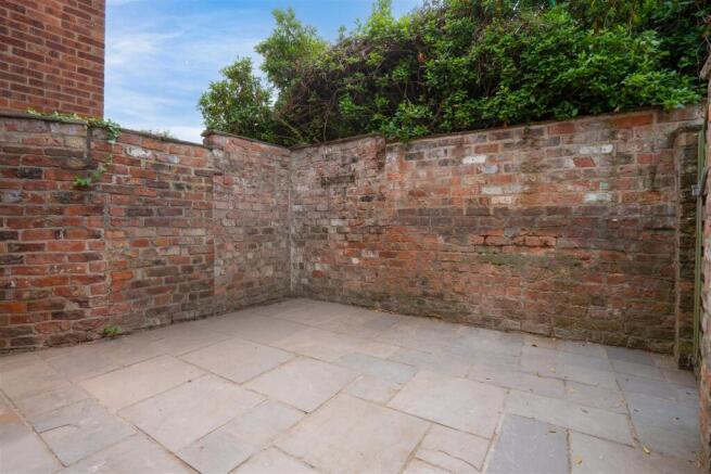 2 bed Terraced to rent Image 10