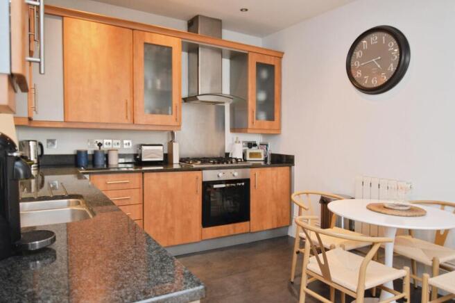 1 Hulbert Gate Shute End, Wokingham, RG40 photo 4
