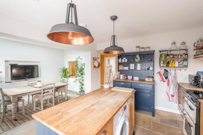 KITCHEN/DINING ROOM