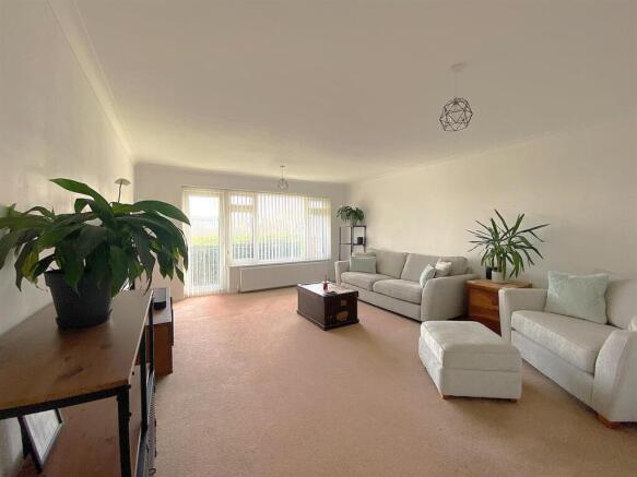 10 Brampton Ct - Lounge1.jpg