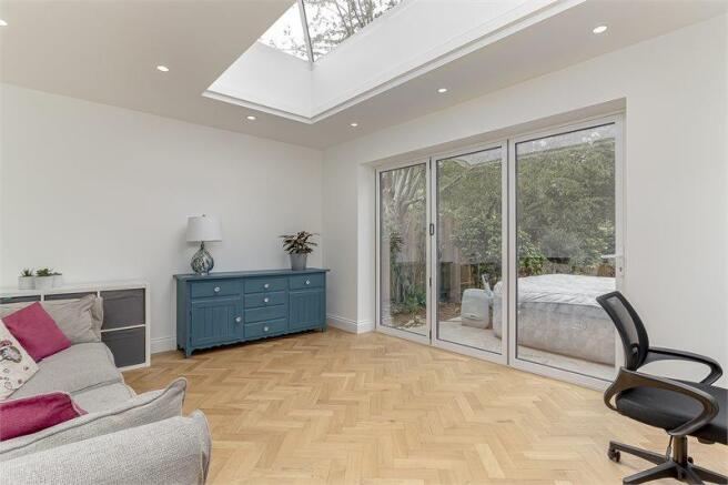 6 bed Detached for sale Image 11