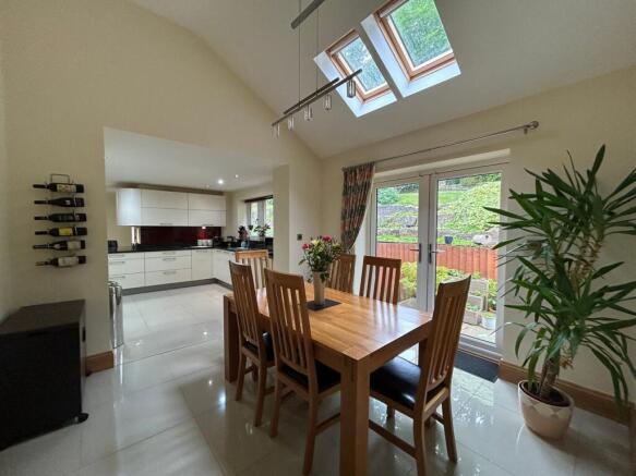 5 bed Detached for sale Image 11