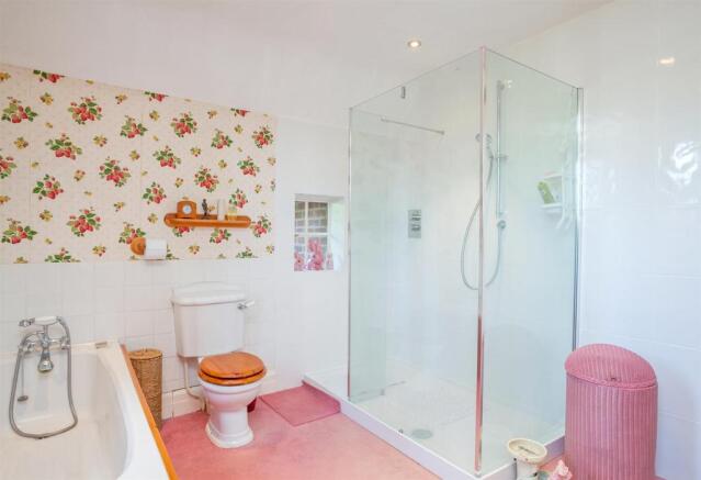 Bathroom 2.jpg