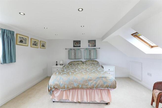 4 bed Detached for sale Image 9