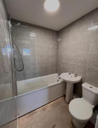 Broadhurst (9) bathroom.JPG