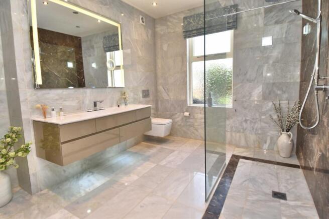 LUXURY SHOWER ROOM