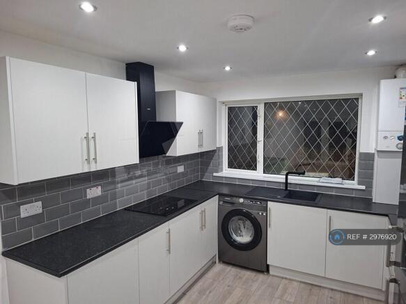 3 bed Terraced to rent Image 4