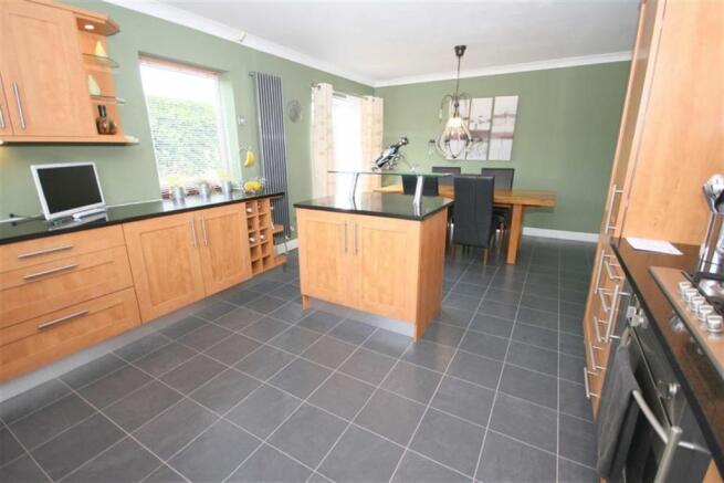 FAMILY DINING KITCHE