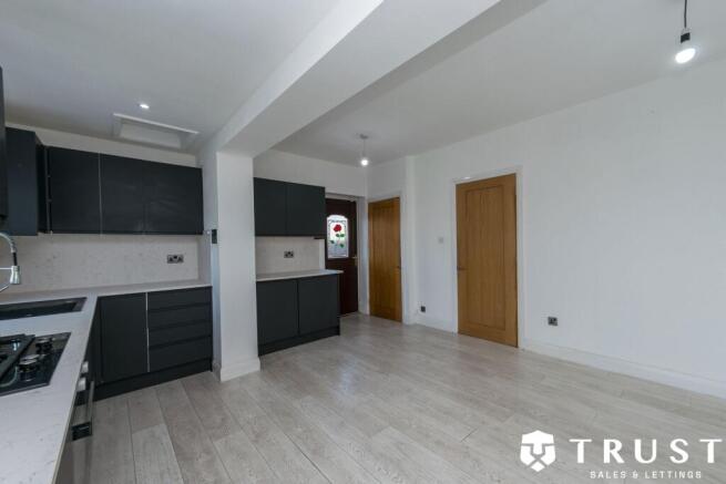 3 bed Semi-Detached to rent Image 7