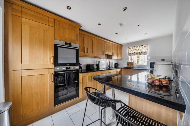 5 bed Detached for sale Image 8