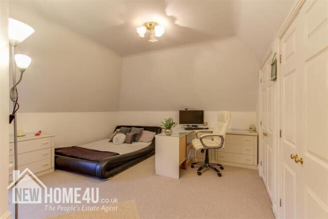 MASTER BEDROOM: