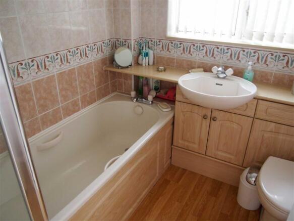 BATHROOM/WC