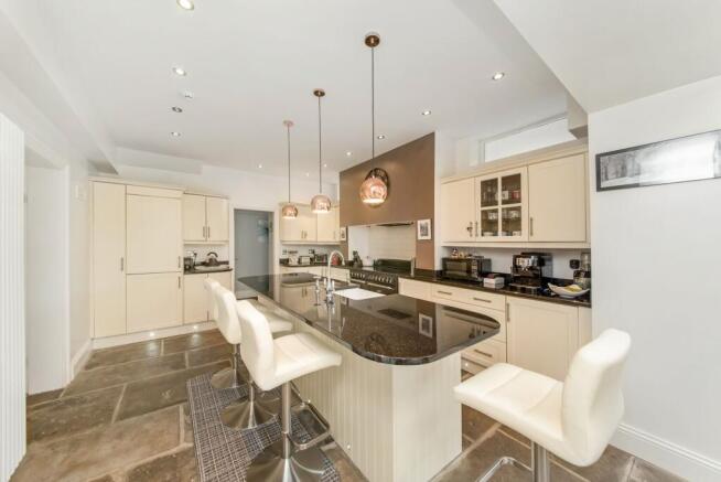 4 bed Detached for sale Image 8