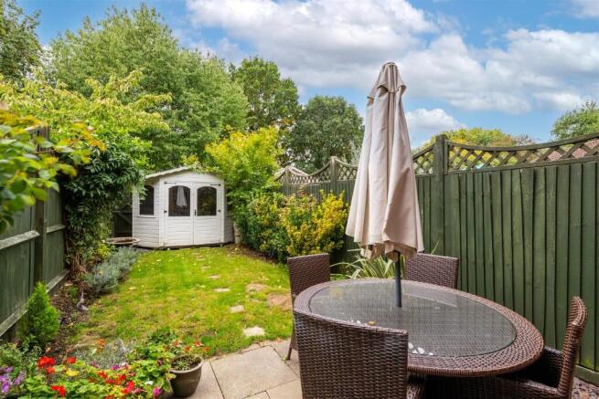 Hayfields, Horley, Surrey, RH6 photo 4