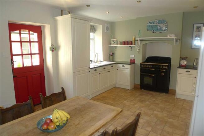 KITCHEN/DINING ROOM