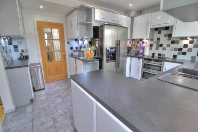 4 bed Detached for sale Image 7
