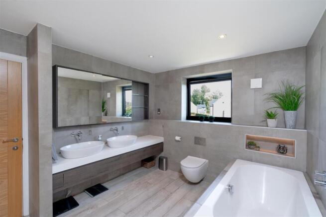 6 bed Detached for sale Image 12