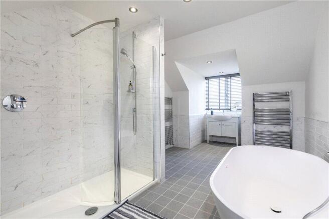 5 bed Detached for sale Image 11
