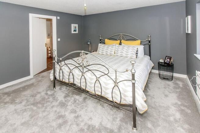 Master bedroom with en-suite bath/shower room