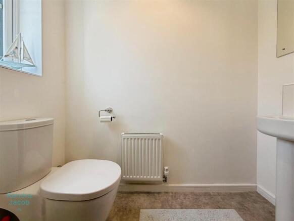4 bed Detached for sale Image 10
