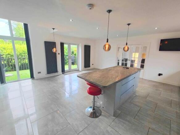 5 bed Detached for sale Image 9