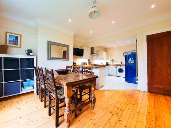OPEN PLAN DINING AREA
