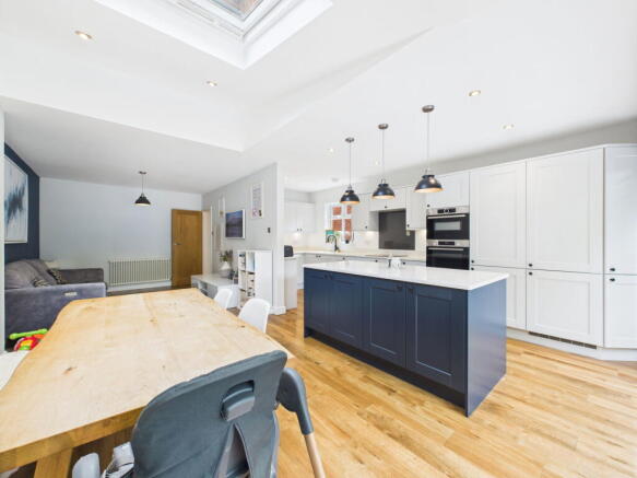 Finchampstead Road, Finchampstead, Wokingham, RG40 3JR photo 4