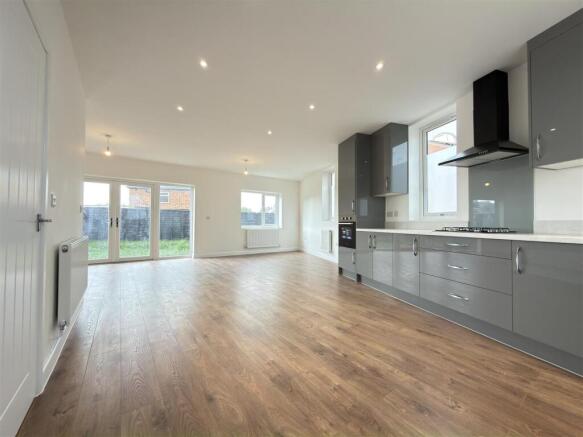 OPEN PLAN KITCHEN, DINING ROOM & LIVING AREA