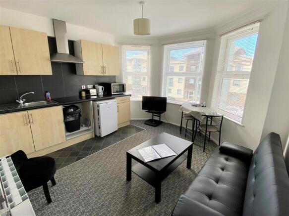 Flat 2, 35 Pentire Avenue Lounge