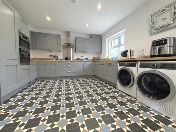 4 bed House for sale Image 5