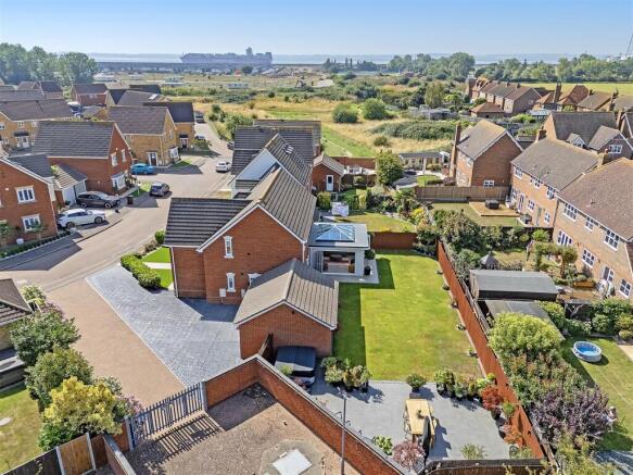 Heather Close, Canvey Island photo 4